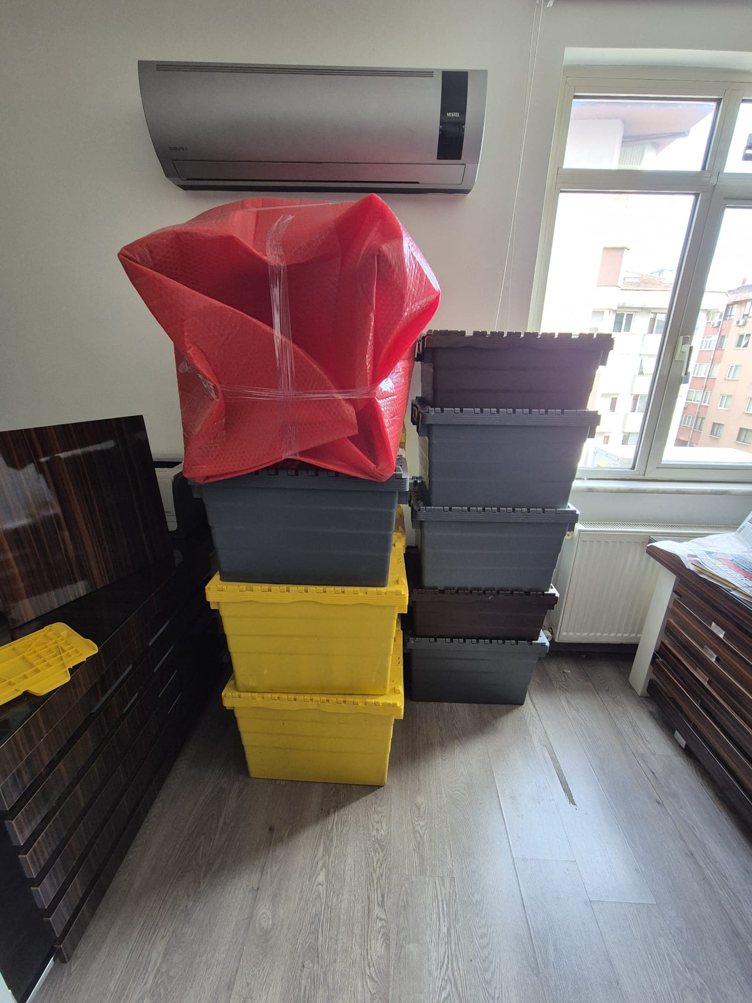 Taşıma öncesinde üst üste dizilmiş etiketli plastik kutular
