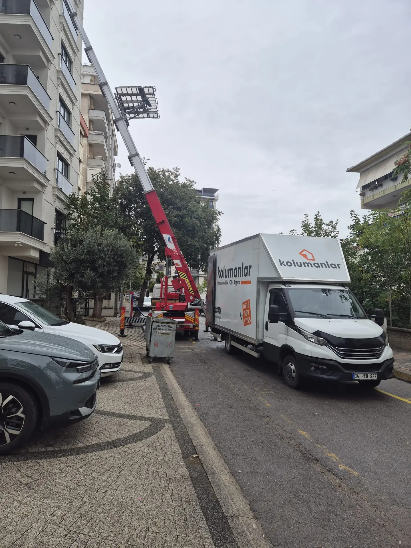 Kolumanlar Nakliyat aracı ve binaya kurulan eşya taşıma asansörü